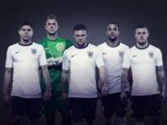 Fußball: Fußball-England tobt: Neue Trikots der Three Lions mit deutscher Note